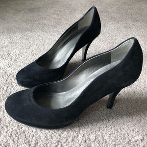 Tahari Colette black suede scalloped pumps